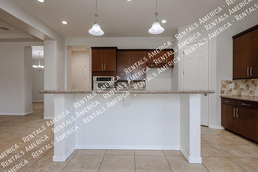 Building Photo - 1935 W Sparrow Dr