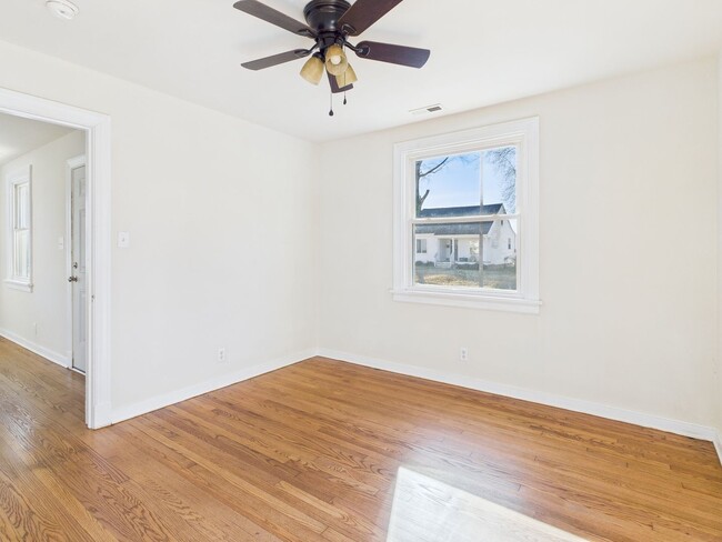 Building Photo - 500 Pelham Dr