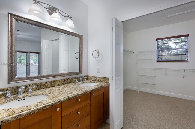 Building Photo - 2913 SW 30th Ct