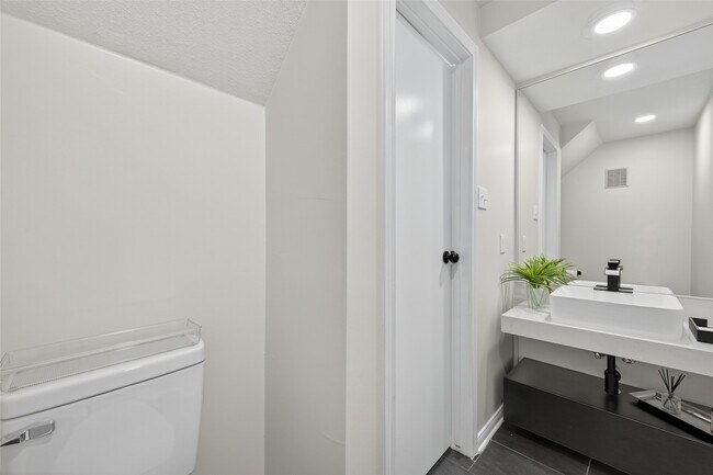 Building Photo - 7447 Cambridge St