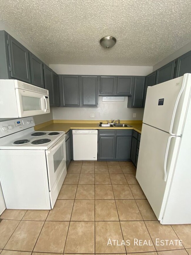 Building Photo - PICK YOUR SPECIAL! Beautiful 2Bed/2Bath Op...