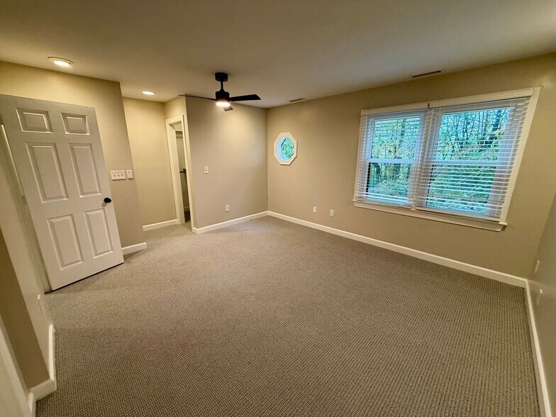 Building Photo - 160 Lystra Hills Ln