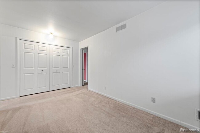 Building Photo - 1049 Country Club Dr