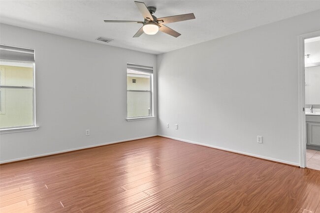 Building Photo - 6 Thicket Grove Pl