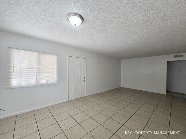 Building Photo - 1904 Rexford Dr