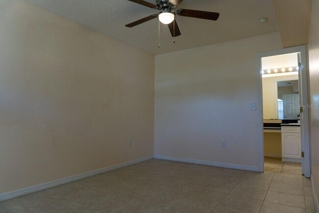 Building Photo - 2204 Fan Palm Dr