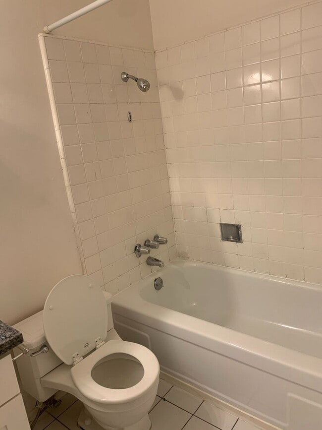 Building Photo - Lovely 2-Bedroom Apartment in Sharon Heights