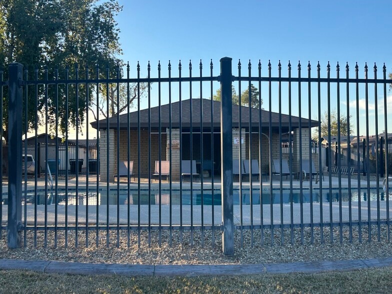 Building Photo - 3340 S Parkside Dr