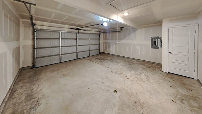 Building Photo - Very Nice 4 Bedroom 2 Bath Home in Yukon S...