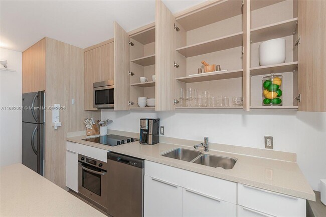 Building Photo - 2301 Collins Ave
