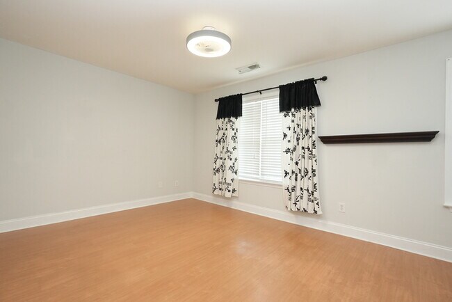 Building Photo - Spacious 4-bedroom, 2.5-bath home with a p...