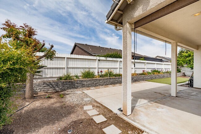 Building Photo - Amazing 3 Bedroom+Flex Room/2 Bath/3 Car G...