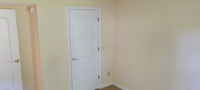 Building Photo - Conveniently Located Three Bedroom Condo