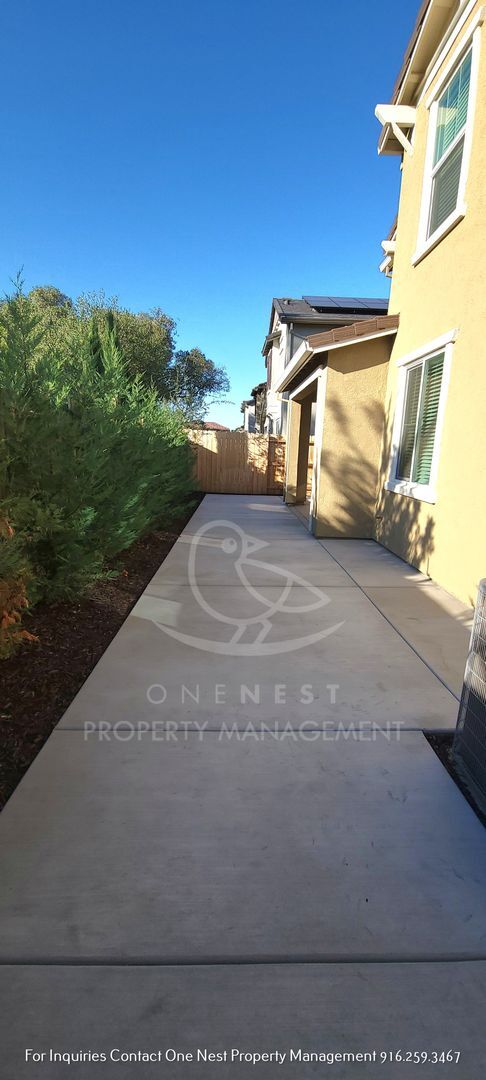 Building Photo - Move in by 12/1 $500 off 1st months rent! ...