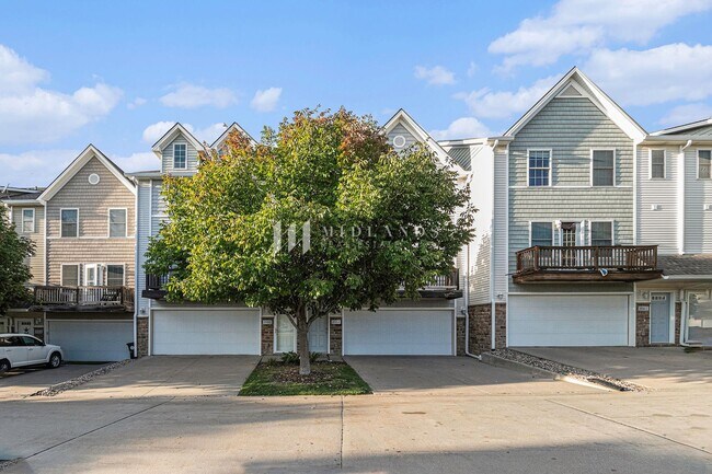 Building Photo - Southwest Omaha Townhome