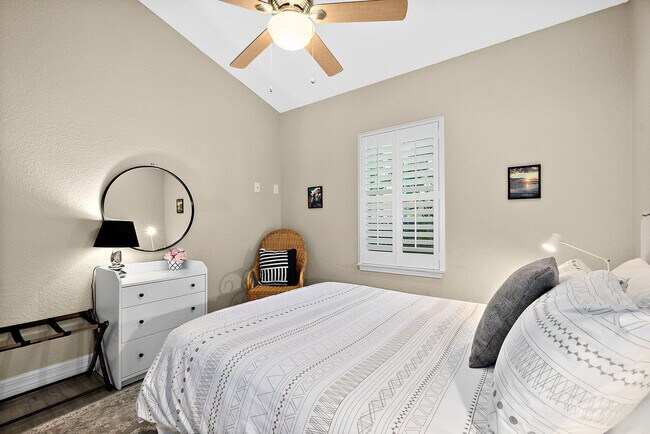 Building Photo - 104 Cedar St