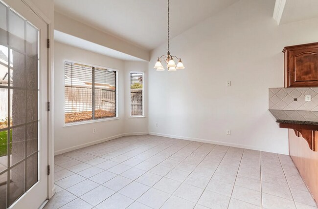 Building Photo - Immaculate Clovis Home! Stylish Updates + Prime Location!