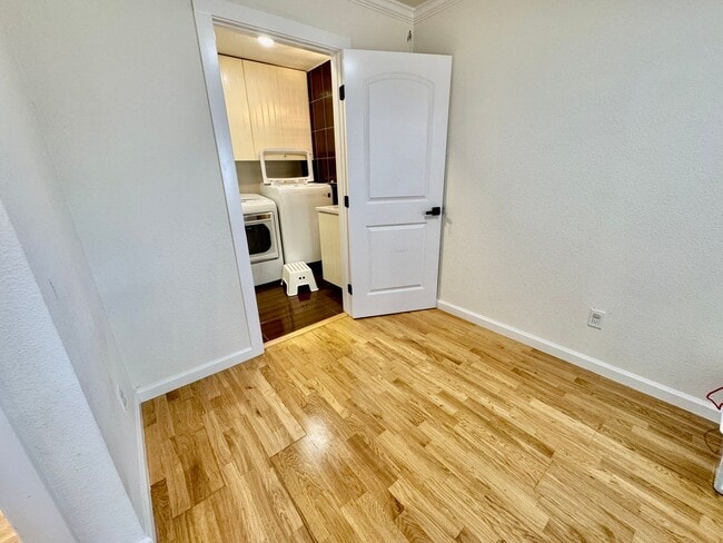Building Photo - Stylish 3Bed/2.5Ba Daly City Home with Mod...