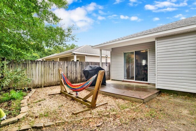 Building Photo - 3 Bed 2 Bath Home in Desired Neighborhood in West Pensacola