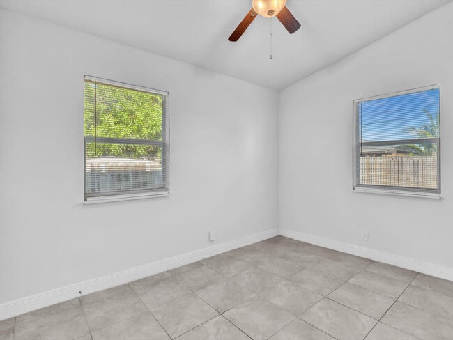 Building Photo - 525 NW 10th Ave