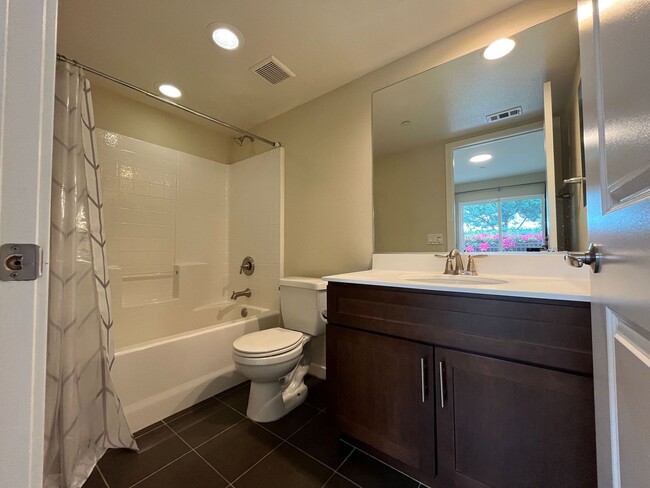 Building Photo - Upgraded 2+2 townhome, equipped w/all appl...