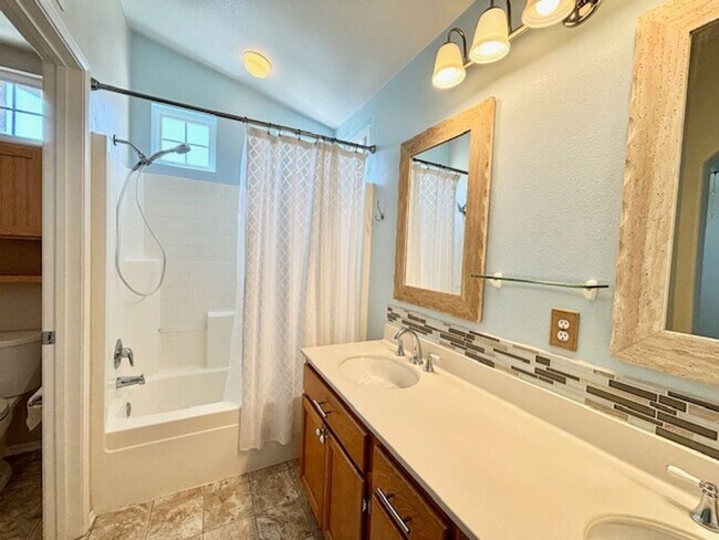 Building Photo - Oxnard | Seabreeze Gated Community | 3 Bedroom + 2.5 Bathroom | Corte Las Holas