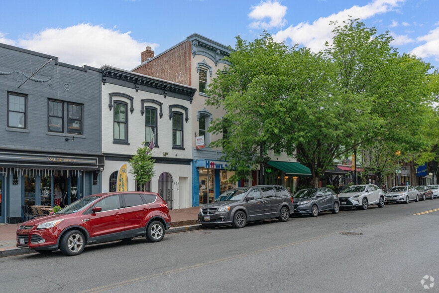 Building Photo - 733 8th St SE