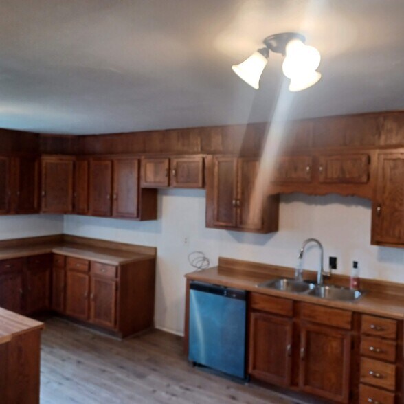 Building Photo - 505 W Maple