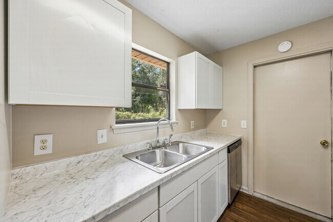 Building Photo - 117 Pinedale Dr