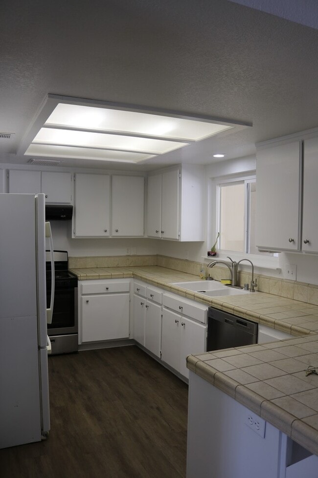 Building Photo - 4 bedrooms House for rent