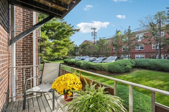 Building Photo - 421 Bloomfield Ave