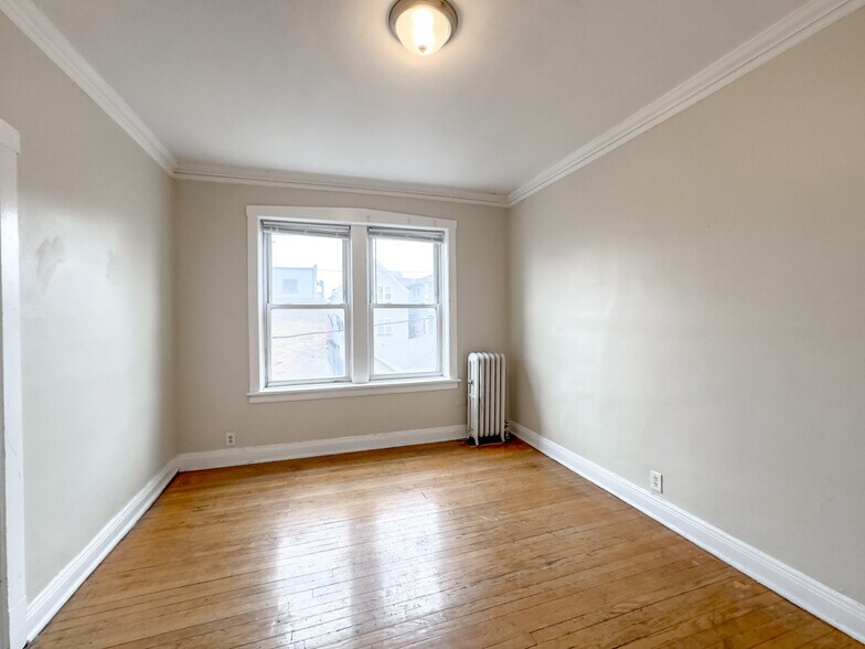Building Photo - 4404 N Winchester Ave