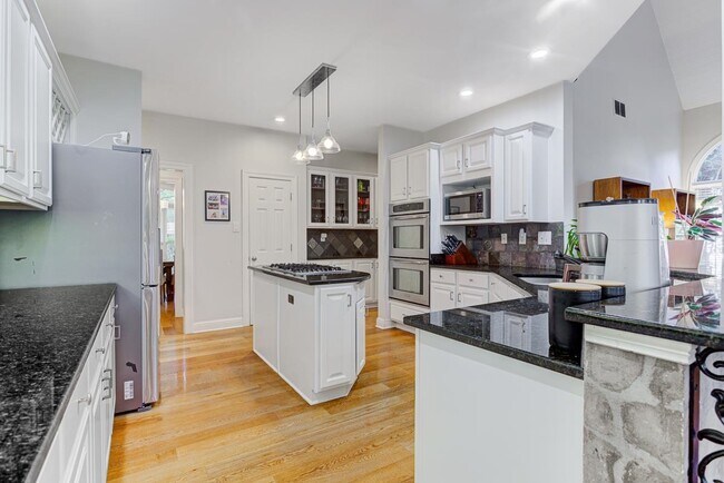 Building Photo - 1765 Hartwell Manor N