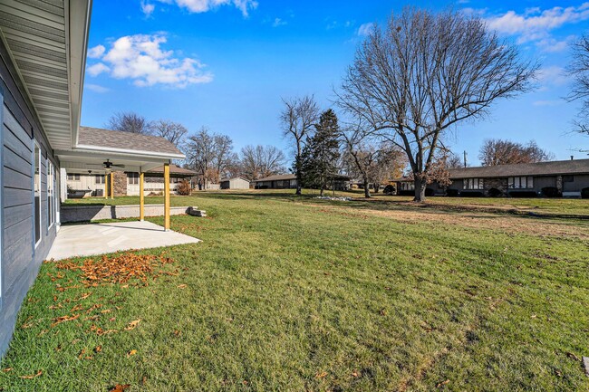 Building Photo - Hickory Village 55 Plus, LLC - 3700 E Cherry St Springfield, MO 65809