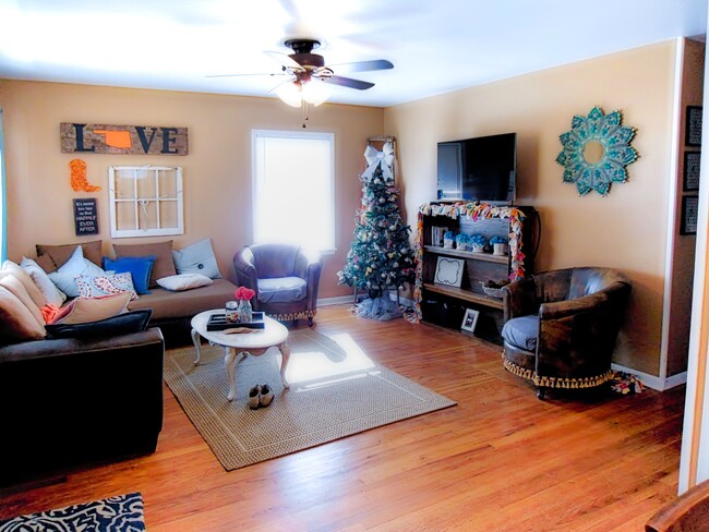 Building Photo - 806 S McFarland St