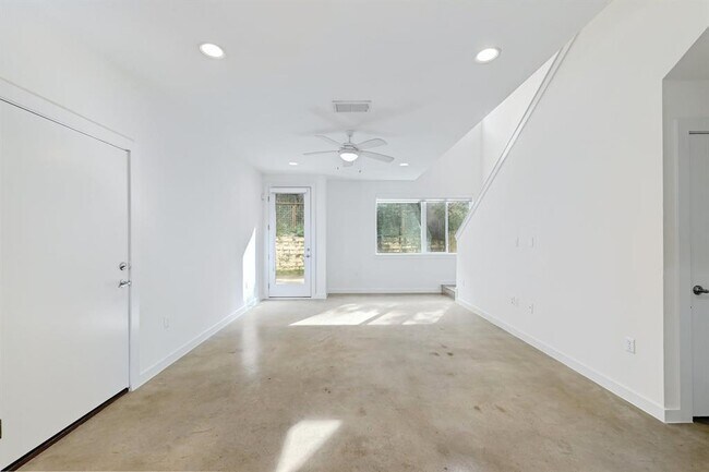 Building Photo - 705 N Bluff Dr