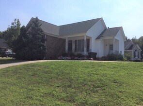 Building Photo - 3 Bedroom In Bristol Park!!