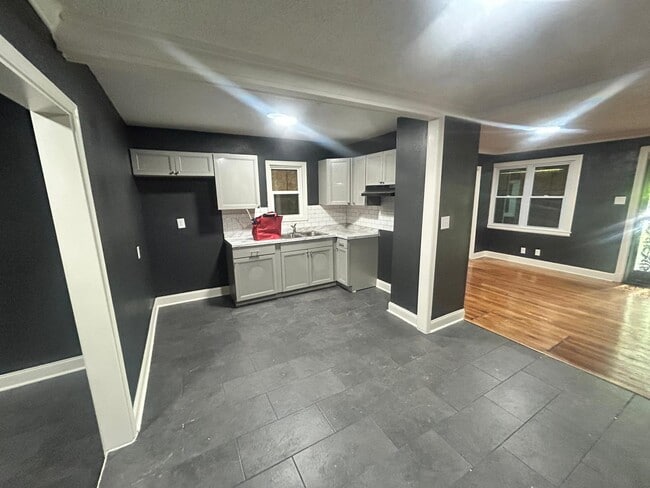 Building Photo - 697 N Holmes St