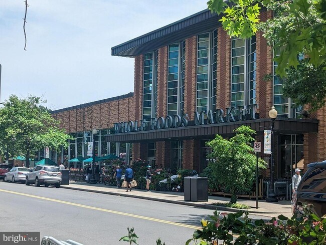 Building Photo - 1300 N St NW