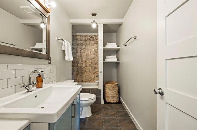 Building Photo - 1211 Alexander Ave