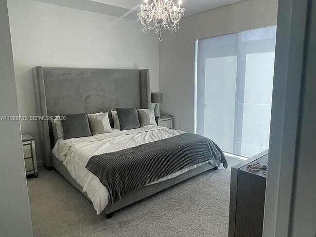 Building Photo - 728 SE 14th Ct