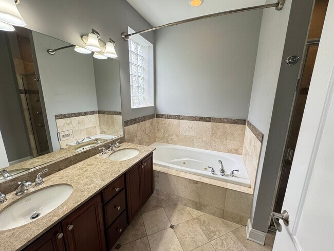 Building Photo - 5406 S Indiana Ave