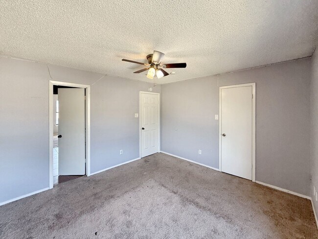 Building Photo - Charming 2-Bedroom Brick Home with Spaciou...