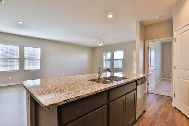Building Photo - Spacious 4 bed 3 bath