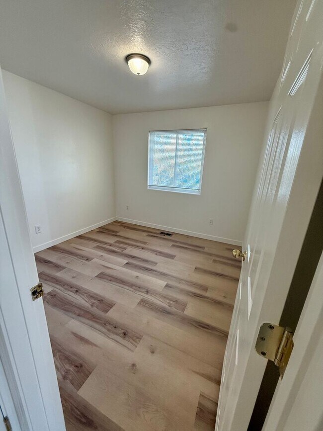 Building Photo - 3 bed 1 bath duplex