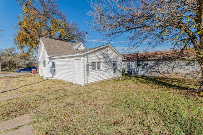 Building Photo - Charming Dog Friendly Home