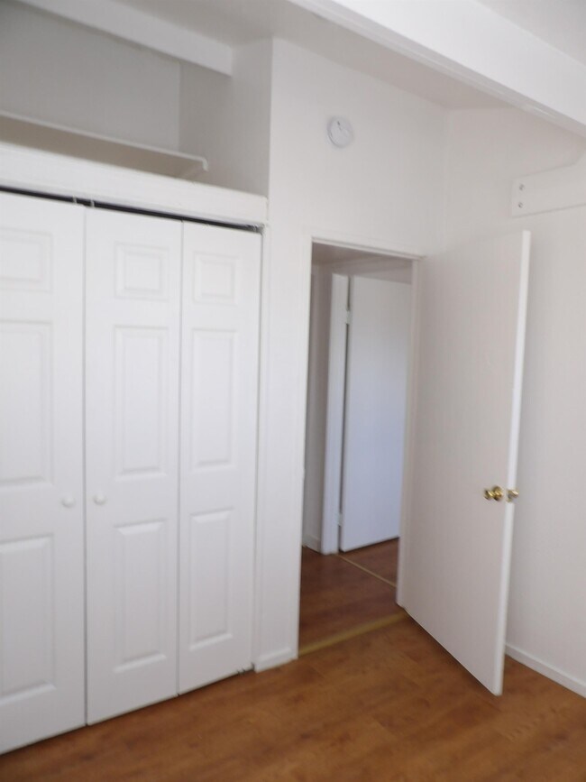 Building Photo - 1545 E 6th St