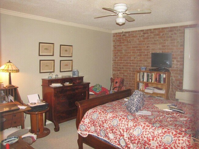 Building Photo - Gated 2br w/pool at N. Gates of LSU on Highland by the Chimes