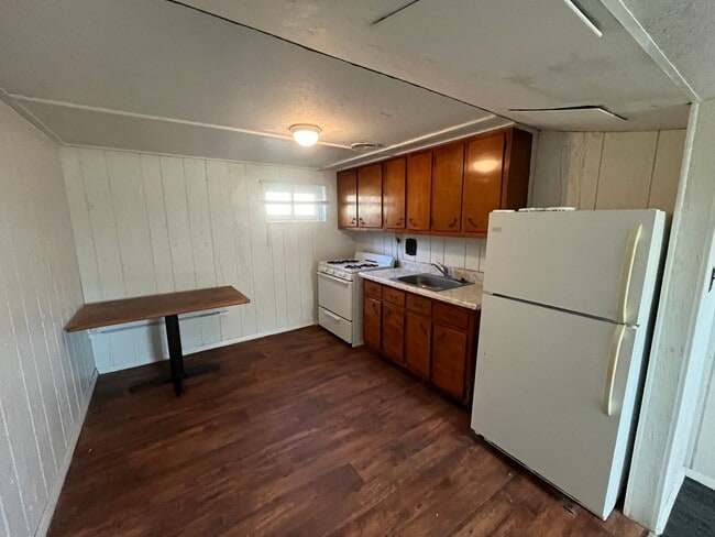 Primary Photo - 111 S Shamrock St