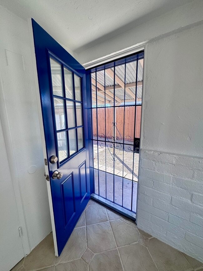 Building Photo - FOR RENT